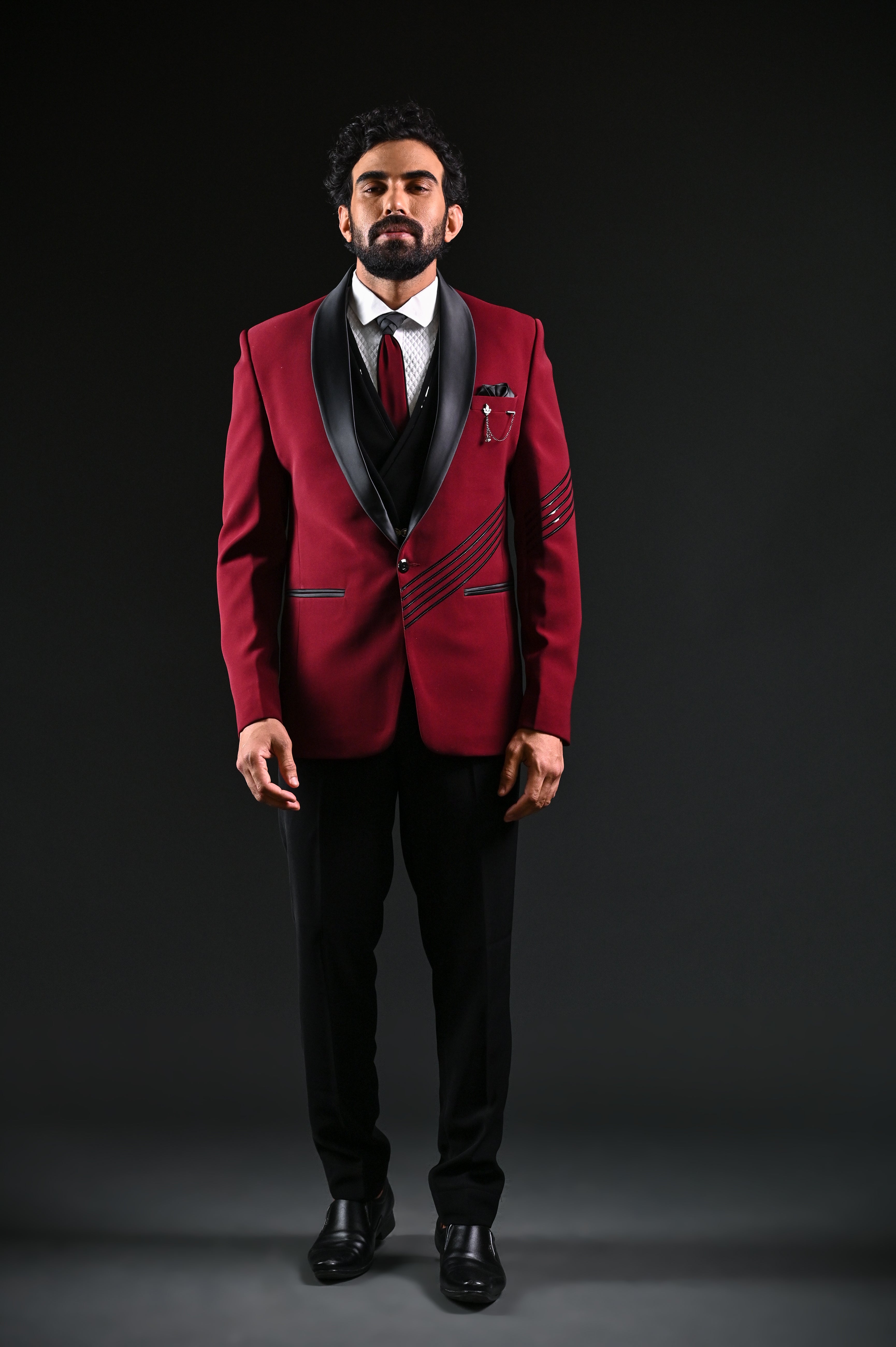 Wedding Wear Plain Maroon Mens Tuxedo Suit at Rs 6500/set in Surat | ID:  23033309448